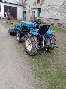 Iseki s čelním nakladačem - 4