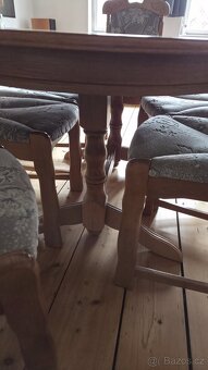 Dřevěný rozkládací stůl, 6 židlí. - 4