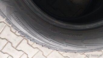 Prodám 2 x zimní pneu Goodyear 215/65/17 - 4