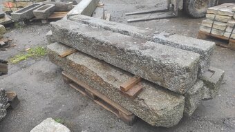 Staré kamenné překlady, sloupky, futra, ostění, 8 ks - 4