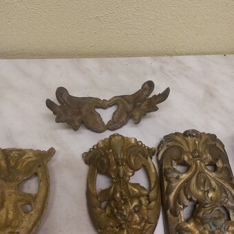 Staré mosazné ozdoby na skříň. - 4