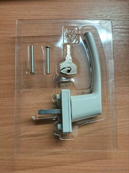 Bílá uzamykatelná okenní klika se zámkem 2 kusy - 4