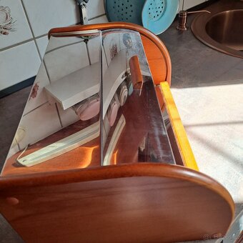 Chlebovka a stojan na noviny - 4