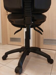 Prodám kancelářskou židli - 4