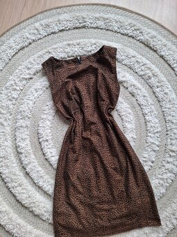 Vzorované šaty ve vintage stylu - 4