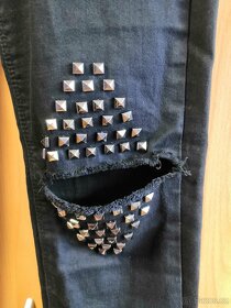 Černé kalhoty - trhané džíny s cvočky - 4
