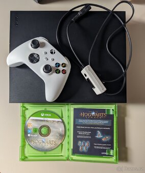 XBOX One X s ovladačem a kabelem SUPER STAV - 4