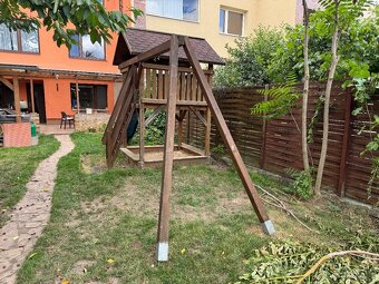 Dětský domek se skluzavkou , pískovištěm a houpačkami - 4
