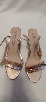 Dámské zlaté páskové sandály na podpatku, vel. 42 - 4