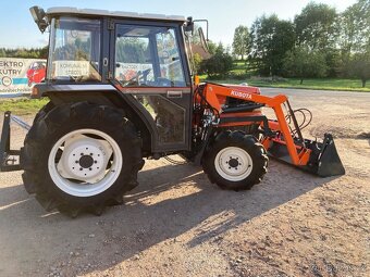 Malotraktor Kubota s kabinou a nakladačem - 4