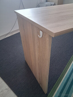 Nekomplikovaný psací stůl - 4