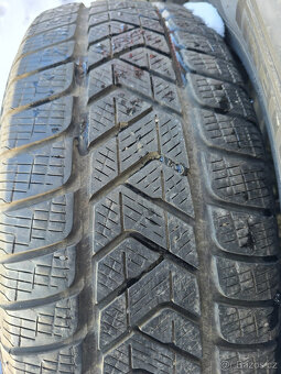 Prodám 2x zimní pneu Pirelli 215/65/17 99H - 4