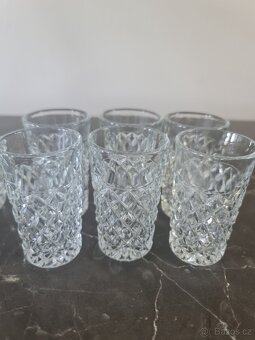 Karafa se šesti sklenkami - 4