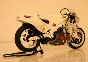 Silniční motocykly Honda TAMIYA (1:12) - 4