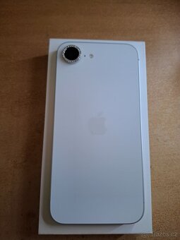 Zánovní iPhone 16e 128 GB bílý + příslušenství - 4