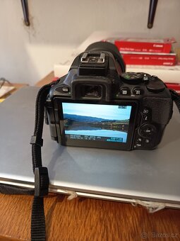 Prodam Nikon D 5600 + objektiv 16-85mm+Blesk+baterie - 4