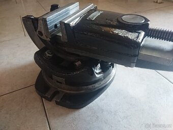 Strojní svěrák výklopný - otočný - 4