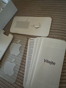 Prodám originál krabičku na iPhone 11 bílá+ sluchátka - 4
