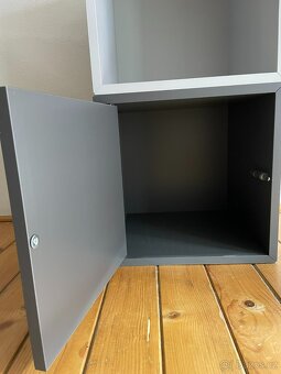 Police s nohami a dvířky IKEA EKET (úložný prostor) - 4