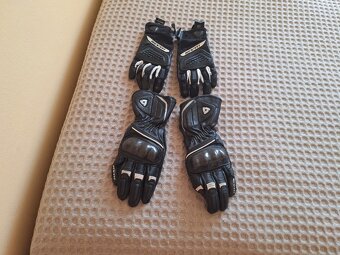 helma a oblečení na motorku. - 4