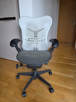Herman Miller Mirra - 4