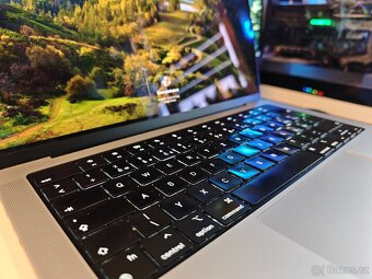 Macbook Pro 14 inch M3, 16 GB, 512 GB - 4