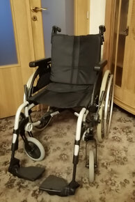 Invalidní vozik skládací mechanický repasovaný, brzdy. - 4