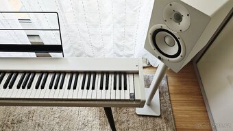 PIANO KORG D1 + nohy Korg ST-WL masivní dub + bedny 2xYamaha - 4