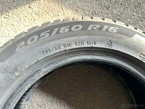 Prodám 2x zimní pneu Pirelli Sottozero 3 205/60 R16 - 4