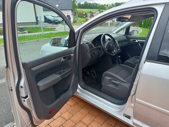 VW Touran 2007 1.9 TDi,7míst,Websto,automatické parkování - 4