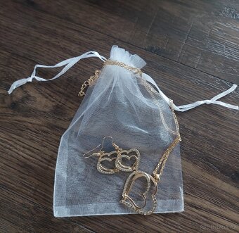 Řetízek s přívěskem ve tvaru srdce a náušnice, nový - 4