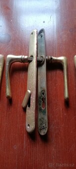 Mosazné kování , kliky, štítky na dveře.4x - 4