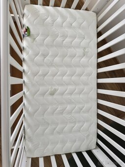 Bila postylka se suplikem a antialergickou matraci - 4