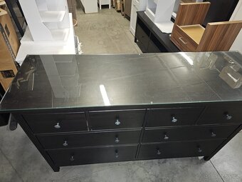 HEMNES KOMODA S OCHRANNÝM SKLEM - 4