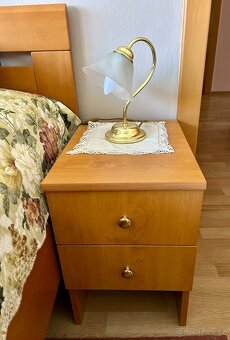 Manželská masivní postel s komodou a nočními stolky - 4