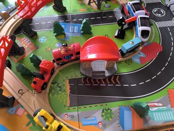 Dětský hrací stůl - vláčkodráha Hape - 4