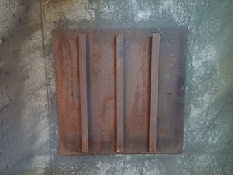 Prodám použitý plechový poklop 96,5cm x 96,5cm  bez rámu - 4