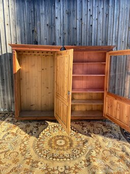 Starožitná šatní skříň s vitrínou - 4