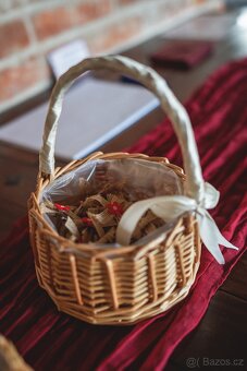 Svatební dekorace a ubrusy (dřevěné a bordó) - 4