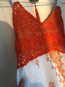 Letní šaty s háčkovaným zdobením - 4