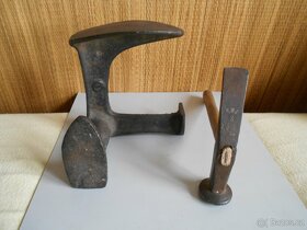 Staré, ševcovské kopyt a ševcovské kladívko. - 4
