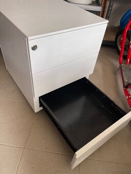 Kovovy organizer na koleckach - 4