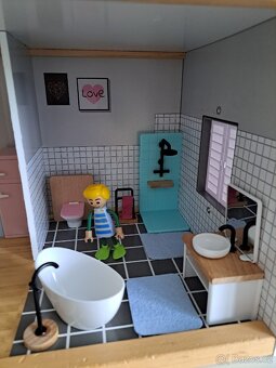 Dřevěný domeček pro panenky + nábytek a figurky - 4