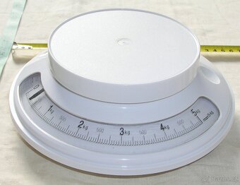 nůž,obal,váha kuchyň.do 5 kg 50,- talíř do MW 26,5 cm 100,- - 4