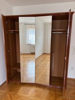 Šatní skříň a komoda se zrcadlem - 4