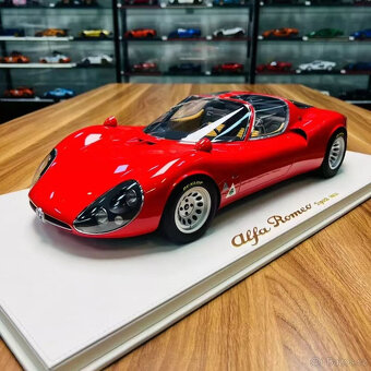 Alfa Romeo Tipo 33 v měřítku 18, červená, na koženém podstav - 4