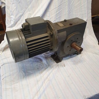 Motor se samosvornou převodovkou - 4