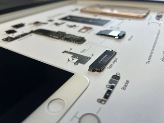 Zarámovaný iPhone 8 – (A3)(Gold) - 4