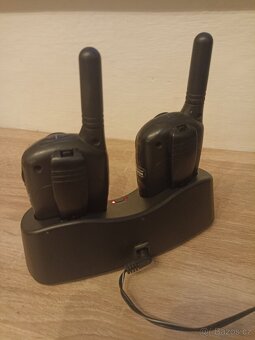 Vysílačky Cobra Microtalk MT725 s nabíjecí stanicí. - 4