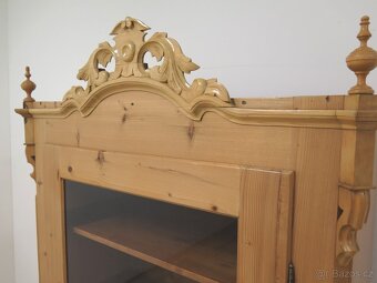 Krásná vitrína s vyřezávanou ozdobou - 4